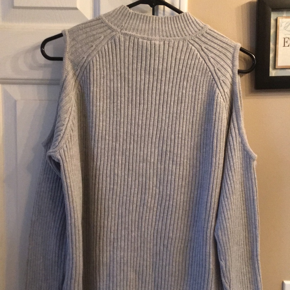 H&M cold shoulder sweater - Picture 4 of 4